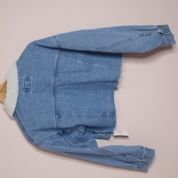 Forever 21 Jacket Denim Sherpa Trim Cropped with Raw Hem New - Picture 9 of 16